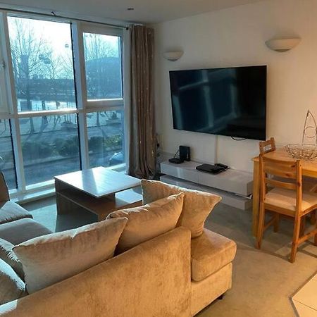 1 Bedroom Apartment Royal Docks Лондон Екстериор снимка