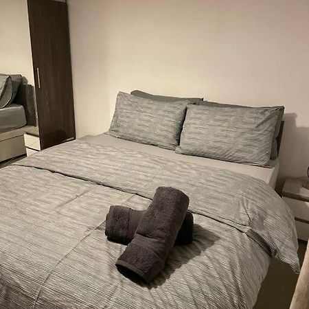 1 Bedroom Apartment Royal Docks Лондон Екстериор снимка