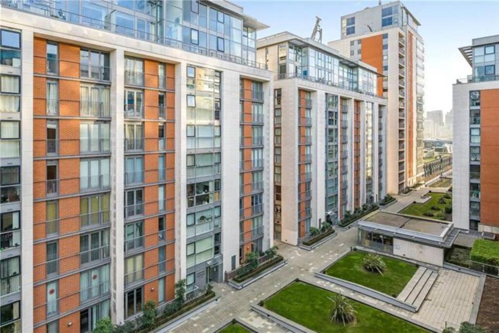 1 Bedroom Apartment Royal Docks Лондон Екстериор снимка