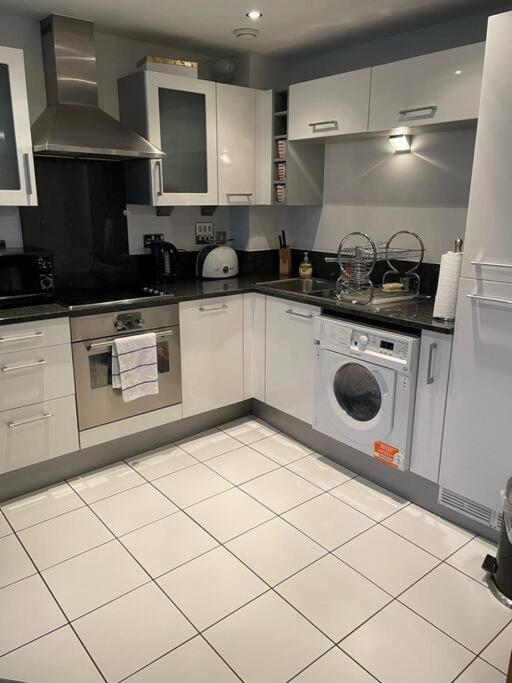 1 Bedroom Apartment Royal Docks Лондон Екстериор снимка