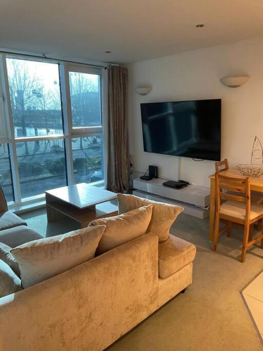 1 Bedroom Apartment Royal Docks Лондон Екстериор снимка