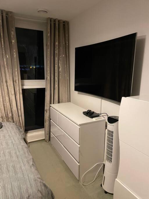 1 Bedroom Apartment Royal Docks Лондон Екстериор снимка