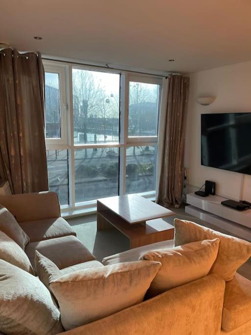 1 Bedroom Apartment Royal Docks Лондон Екстериор снимка