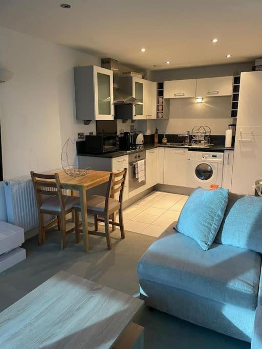 1 Bedroom Apartment Royal Docks Лондон Екстериор снимка